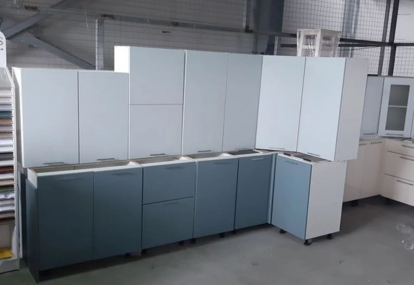 Выставочные кухонные образцы в сборе и модулями